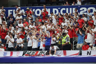 Aficionados animan este miércoles, previo a un partido del grupo L del Mundial de la FIFA 2026 entre Inglaterra y Croacia en el estadio AT&T en Dallas (EE.UU.).