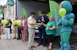 María Magdalena Ramona Fariña recibió la llave de su auto.