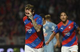 Fernando Fernández, jugador de Cerro Porteño, celebra su tanto ante Resistencia.