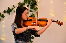 La destacada violista Débora Salinas.