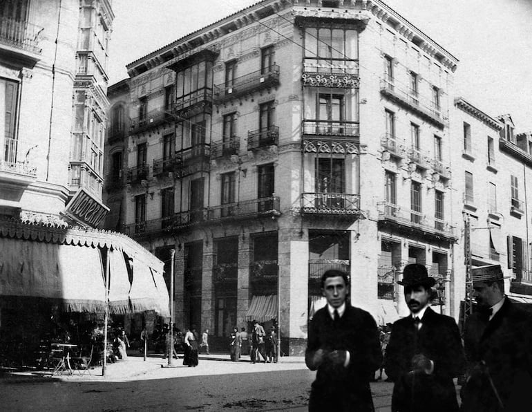 Zaragoza a comienzos del siglo XX. Al fondo, el Café Moderno