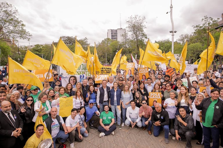 Sole Núñez en la Plaza de la Democracia con su equipo de control electoral.