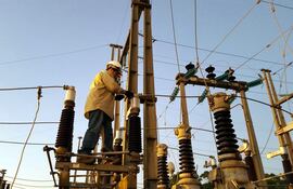 Trabajador de la Administración Nacional de Electricidad (ANDE).