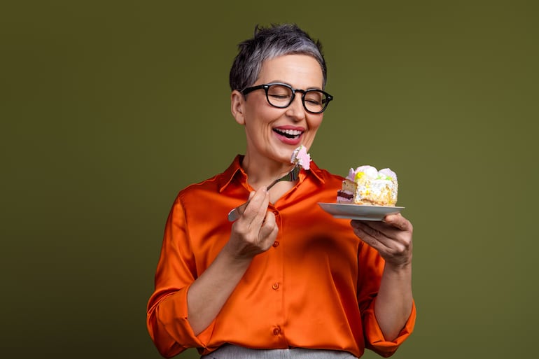 Persona feliz comiendo postre.