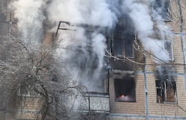 Rescatistas ucranianos trabajan en el lugar del ataque con drones contra un edificio residencial en Járkov, noreste de Ucrania, el 3 de febrero de 2026, en medio de la invasión rusa. Al menos cinco personas resultaron heridas como consecuencia del ataque, según informó la Policía Nacional de Ucrania.