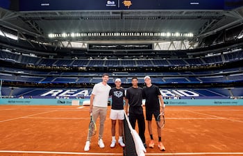 El extenista español Rafa Nadal (2i), los futbolistas del Real Madrid Jude Bellingham (2d) y Thibaut Courtois (i) y el italiano Jannik Sinner (d), actual número uno del 'ranking' ATP, disfrutaron este jueves jugando un peloteo en la pista de tierra batida montada en el estadio Santiago Bernabéu con motivo del Masters 1.000 de Madrid.