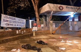 Representación de feminicidio frente a la Fiscalía de Ciudad del Este. (Imagen de ilustración)