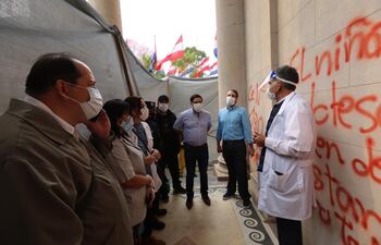 Inspeccionan daños al Panteón Nacional de los Héroes.