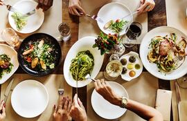 Cómo servir la comida en su punto en una fiesta.
