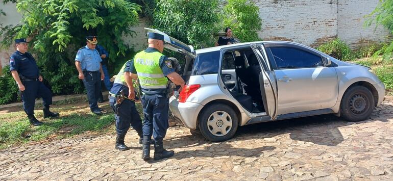 El automóvil utilizado por los ladrones fue abandonado.