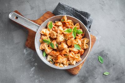 Fideos moñito en estofado de pollo.