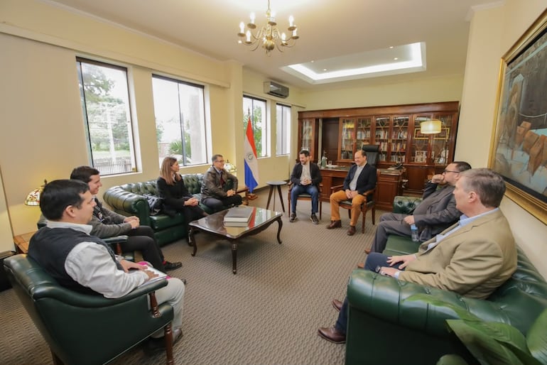 Cesar Rossel, vicepresidente del TSJE, con miembros del Tribunal Electoral Independiente del PLRA.