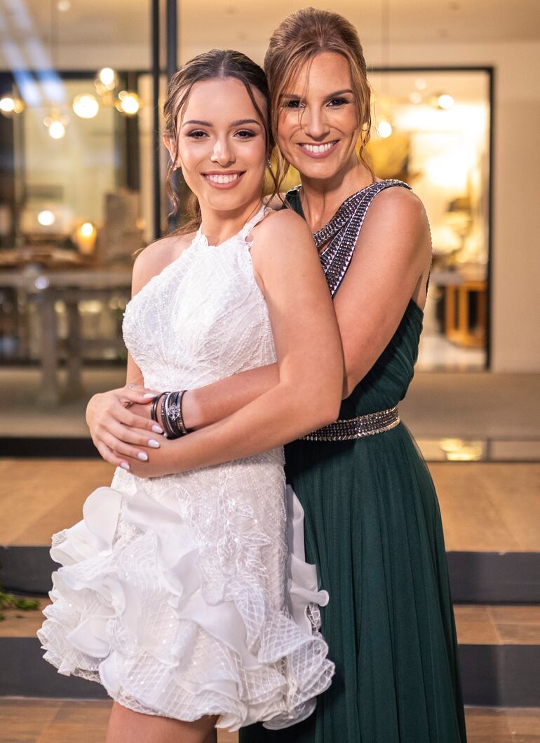 Con su mamá Valeria Marcos.