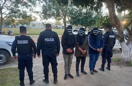 Fabio Luis Gavilán (51), domiciliado en Ciudad del Este, departamento de Alto Paraná; Diego Alberto Valdez Morales (34), residente en Fernando de la Mora, departamento Central; y Eladio Muñoz García (49), domiciliado en la colonia Vaca Hu, departamento de San Pedro, fueron trasladados hoy a la Penitenciaría de Misiones.