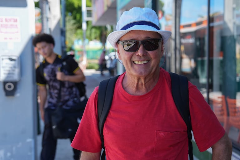 El jubilado Jhon Papaleo posa este lunes en la Pequeña Habana en Miami (Estados Unidos).