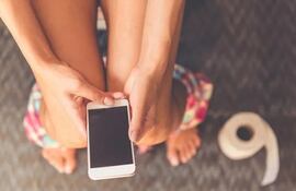 Se recomienda la no utilización de los celulares en el baño para evitar enfermedades intestinales.