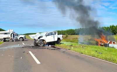 Corrientes, Argentina. Un fuerte accidente entre dos camionetas dejó al menos cuatro muertos, entre ellos dos ciudadanos paraguayos. Imagen extraída de X.