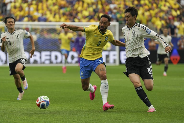 Matheus Cunha y Daichi Kamada, en plena disputa del balón.