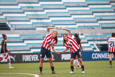 Agustina Varela y Luz Cardozo festejando el primer tanto