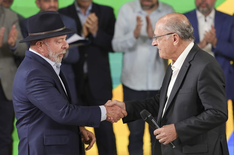El presidente de Brasil, Luiz Inácio Lula da Silva (i), saluda al vicepresidente de Brasil, Geraldo Alckmin, durante una visita al Instituto Mauá de (IMT) Tecnología, en São Caetano do Sul (Brasil).