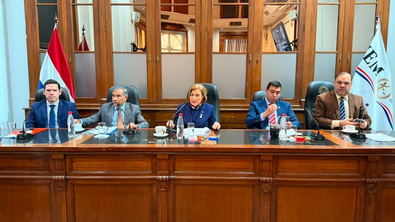 Sesión ordinaria del JEM, con la participación presencial del diputado Alejandro Aguilera, el ministro de la Corte Manuel Ramírez, Alicia Pucheta (presidenta), el diputado Diego Candia, y el senador Mario Varela.