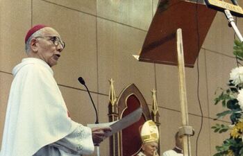 El entonces arzobispo Ismael Rolón daba la bienvenida al Papa Juan Pablo II en Ñu Guasú.