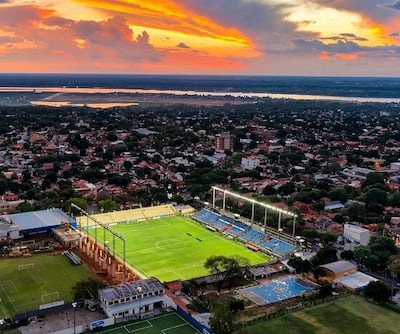 Atardecer sobre el estadio Arsenio Erico, sede del partido entre Nacional y Benjamín Aceval de Villa Hayes, fijado para las 16:30, por la tercera fase de la Copa Paraguay.