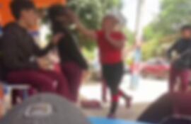 Momento en que una mujer golpea a una estudiante en San Lorenzo.