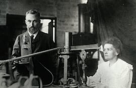 Pierre y Marie Curie en su laboratorio.