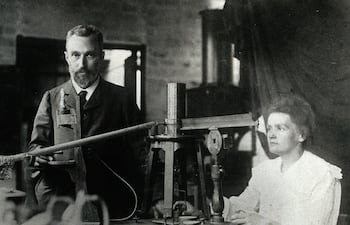 Pierre y Marie Curie en su laboratorio.