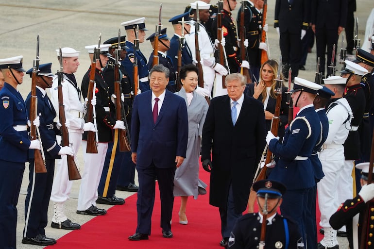 El presidente chino Xi Jinping (izq.), la primera dama china Peng Liyuan (segunda por la izq.), el presidente estadounidense Donald Trump (segundo por la der.) y la primera dama estadounidense Melania Trump (der.) caminan durante una ceremonia de bienvenida en la Base Conjunta Andrews, Maryland, EE. UU