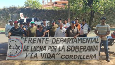 Los integrantes de la Comisión Frente Departamental se manifestó frente a la ANDE.