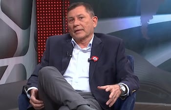 El senador Luis Pettengill en los estudios de ABC TV.