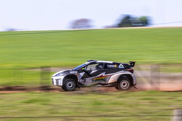 El boliviano Marco Bulacia, a bordo de este Toyota GR Yaris Rally2 y navegado por el español José Murado, llevará el #32 en los laterales de su auto. Aquí en los test de la jornada.