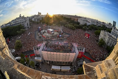 MADRID, 20/07/2026.- Cientos de aficionados españoles abarrotan la plaza de Cibeles mientras aguardan la llegada de la selección española tras proclamarse ayer campeones del mundo al derrotar en la final a Argentina. EFE/Fernando Villar.