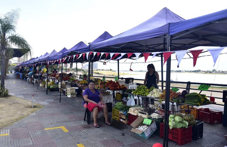 Unos 20 permisionarios del Mercado 4 se apostaron en la avenida Costanera de Asunción.