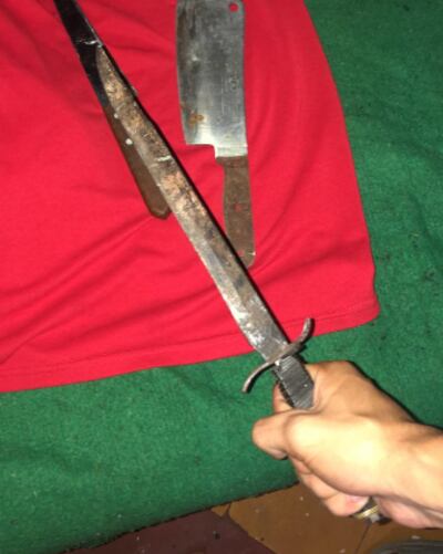 Un puñal y machetillo aparecen junto a una remera roja, que sería de un estudiante de la otra institución educativa.(gentileza).