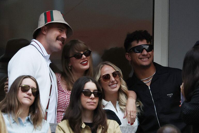Taylor Swift y Travis Kelce junto a Patrick Mahomes y Brittany Mahomes en la final masculina del US Open 2024. (Al Bello/Getty Images/AFP)


