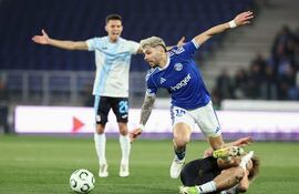 El centrocampista croata del Rijeka, Toni Fruk (derecha), disputa el balón con el centrocampista paraguayo del Estrasburgo, Julio Enciso, durante el partido de vuelta de los octavos de final de la UEFA Europa Conference League entre el RC Estrasburgo Alsacia y el Rijeka en el Stade de la Meinau de Estrasburgo, al este de Francia, el 19 de marzo de 2026. (Foto de Frederick FLORIN / AFP)