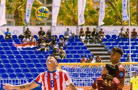 El pynandi Carlos Carvallo en acción ante los petroleros.