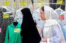 Dos mujeres iraníes con velo caminan por el bazar Tajrish en Teherán.