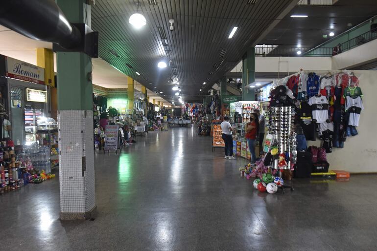 Los comercios sacan su mercadería a los pasillos y así reducen el espacio para la circulación de los pasajeros. 