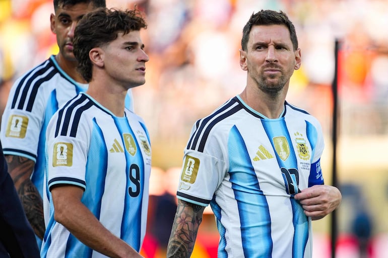 Julián Álvarez y Lionel Messi de Argentina reaccionan luego de que Argentina perdiera ante España en la final de la Copa Mundial de la FIFA 2026 en el New York New Jersey Stadium, en East Rutherford, Nueva Jersey.