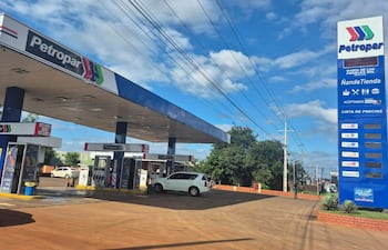 Estación de servicios Petropar vacía con surtidores visibles y cartel de precios, sin personas en la escena.