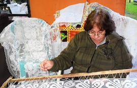 La artesana del encaje ju Elvira Decoud de Figueredo aconseja no abandonar nunca el acompañamiento y la educación de los hijos.