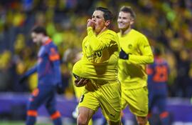 Sondre Brunstad Fet, del Bodø/Glimt, celebra tras anotar el primer gol durante el partido de ida de los play-offs de la UEFA Champions League entre el Bodø/Glimt y el Inter de Milán, en Bodø, Noruega