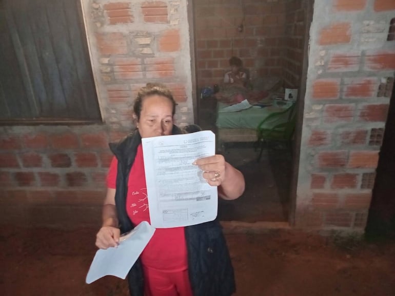 Doña Élida muestra los documentos en donde supuestamente se deja constancia de que su hijo ingresó por un procedimiento de rutino y salió con una perforación intestinal.