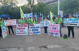 Docentes en la plaza de la Democracia