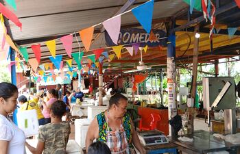 Afluencia de compradores en el mercado de Remanso, este domingo.