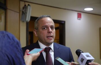 El contralor General de la República, Camilo Benitez, entrego al presidente del senado, Silvio Ovelar, la Memoria y Rendición de Cuentas del Año 2022
Foto: Prensa Senado